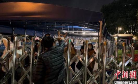 热搜第一!浙大校园门口围满了探望孩子的家长:“远远看上一眼就够了”,网友热议:可怜天下父母心休闲区蓝鸢梦想 - Www.slyday.coM 热搜第一!浙大校园门口围满了探望孩子的家长:“远远看上一眼就够了”,网友热议:可怜天下父母心休闲区蓝鸢梦想 - Www.slyday.coM