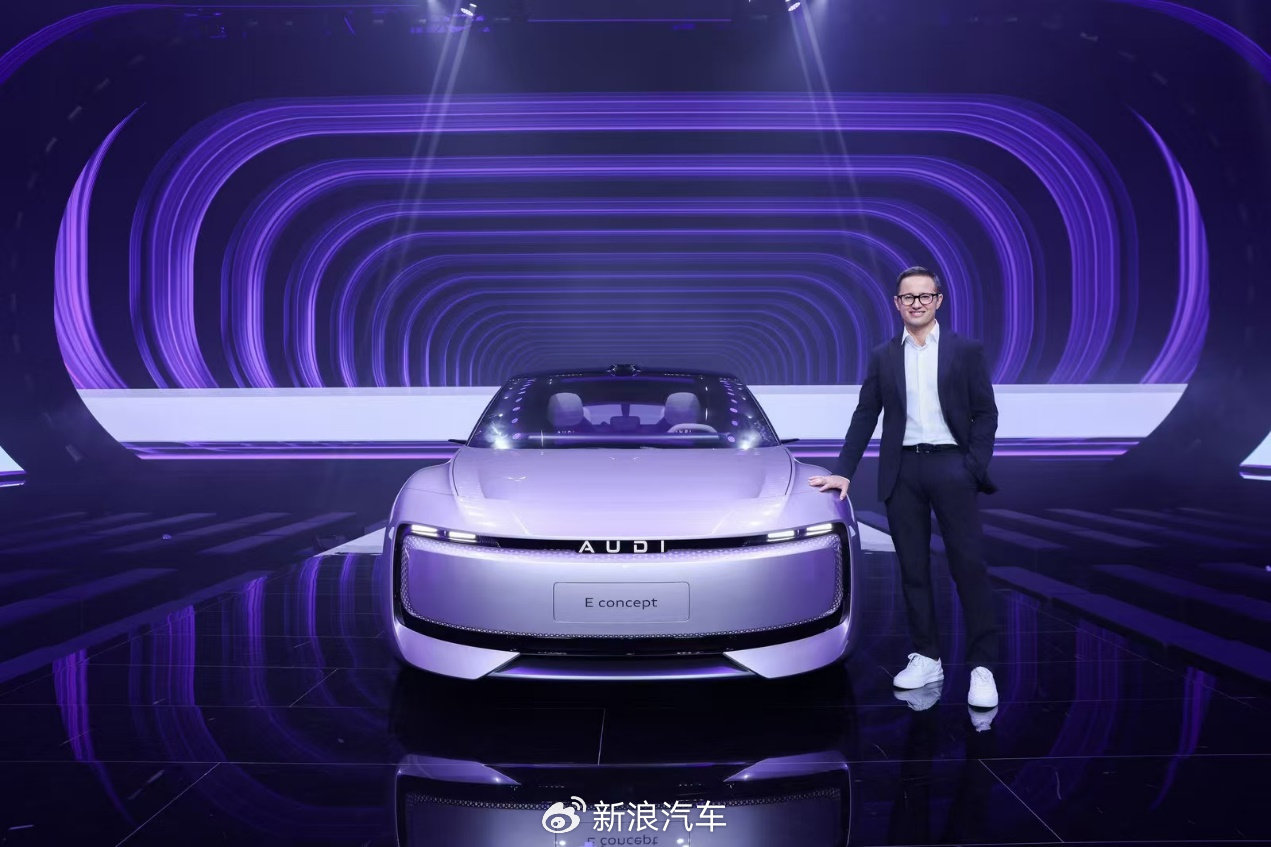 奥迪上汽项目CEO宋斐明与AUDI E 概念车