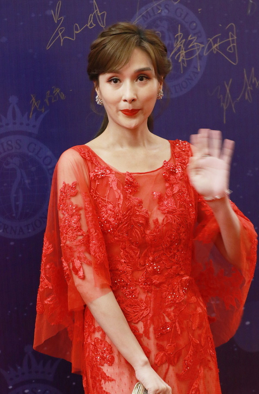 杨恭如真是“阿姨圈顶流”，穿红色薄纱连衣裙浪漫优雅，高贵精致