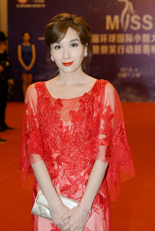 杨恭如真是“阿姨圈顶流”，穿红色薄纱连衣裙浪漫优雅，高贵精致
