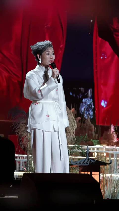 新白唱段《平地一声春雷响》 祝贺叶童老师再创佳绩！