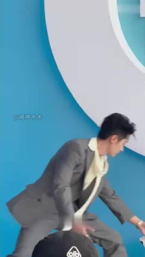 林允尖叫之夜出场就摔倒了！自己都被吓到，事后紧张到不敢说话