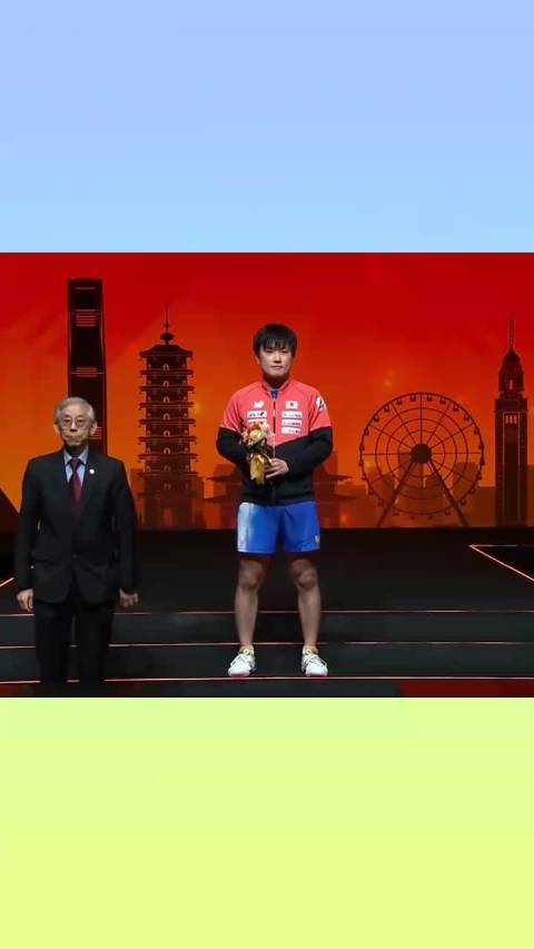 霍震霆为张本智和颁奖！日乒王牌开心笑了，邓亚萍：打得确实好