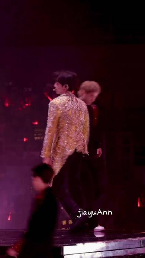 姐姐真漂亮哦@陈立农 演唱會 陈立农成都演唱会 直拍 姐姐真漂亮 长腿欧巴