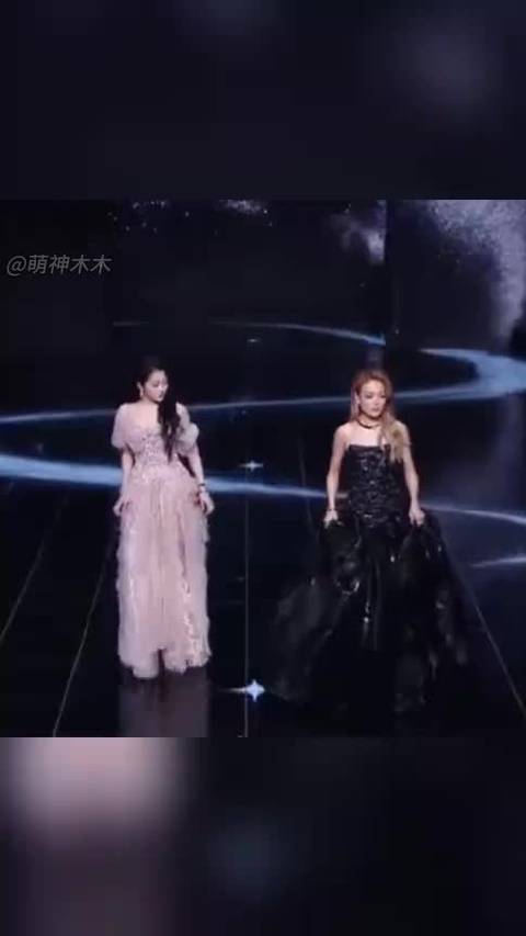 关晓彤容祖儿同框走红毯，各拍各的气氛尴尬，不熟都写脸上了