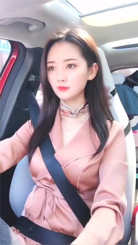 奔驰大G女司机第一次开车上路,认真开车的样子,简直太美了
