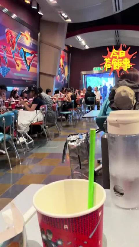 游客香港迪士尼偶遇angelababy,称赞其亮眼出众