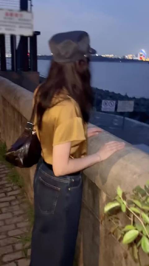 今晚的月色很适合散步呀，尤其是和姐姐@Dear-迪丽热巴 一起