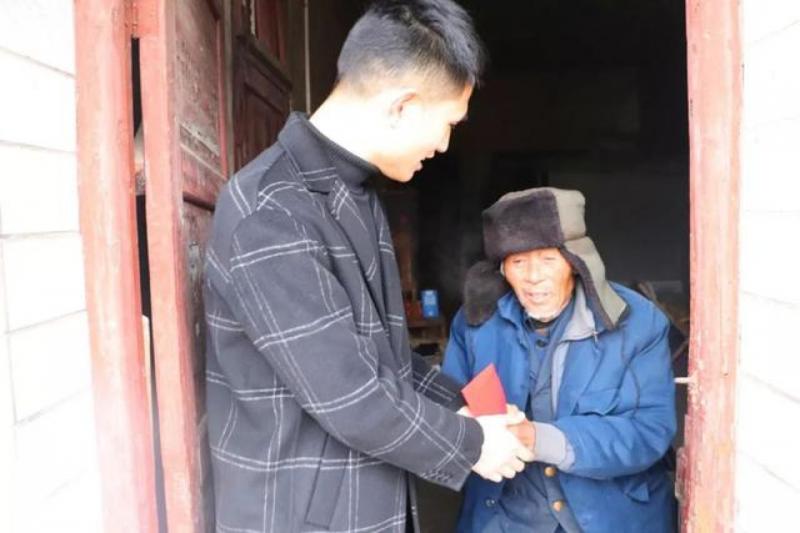 90后小伙连续十年给村里老人发过年红包 去年起给村里考上大学孩子包红包休闲区蓝鸢梦想 - Www.slyday.coM 90后小伙连续十年给村里老人发过年红包 去年起给村里考上大学孩子包红包休闲区蓝鸢梦想 - Www.slyday.coM