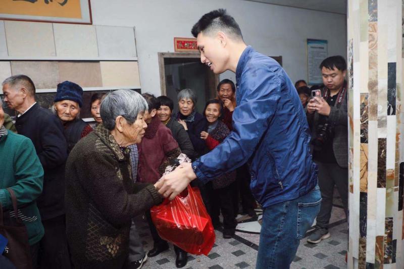 90后小伙连续十年给村里老人发过年红包 去年起给村里考上大学孩子包红包休闲区蓝鸢梦想 - Www.slyday.coM 90后小伙连续十年给村里老人发过年红包 去年起给村里考上大学孩子包红包休闲区蓝鸢梦想 - Www.slyday.coM