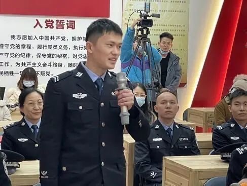 《红讲台》献礼首个中国人民警察节:金色盾牌,红色使命!休闲区蓝鸢梦想 - Www.slyday.coM 《红讲台》献礼首个中国人民警察节:金色盾牌,红色使命!休闲区蓝鸢梦想 - Www.slyday.coM