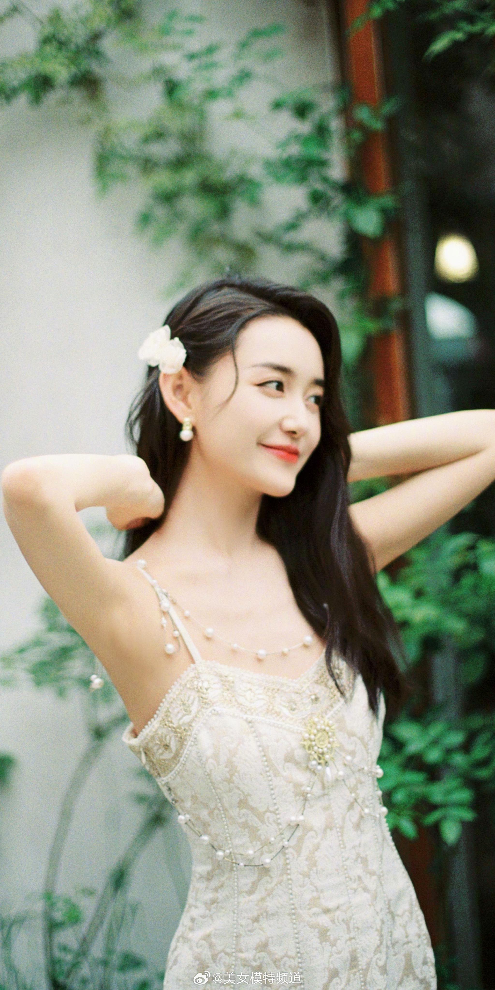 蒋依依吊带抹胸夏日写真