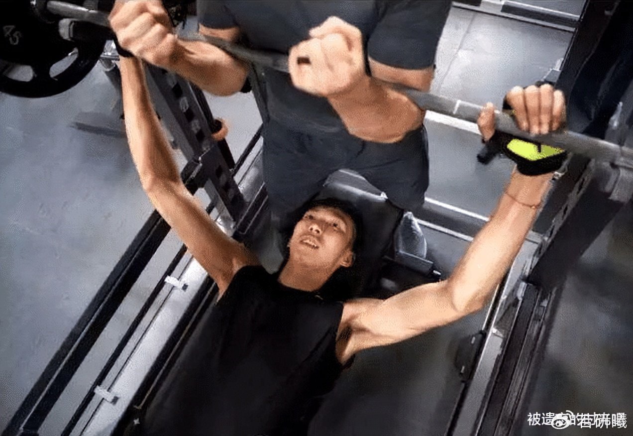 姚明卧推，易建联卧推，周琦卧推，没有对比就没有尴尬！