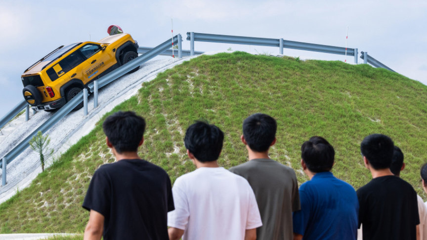 真教科书般的技术！比亚迪的DM技术，四年两登清华大学教科书封面