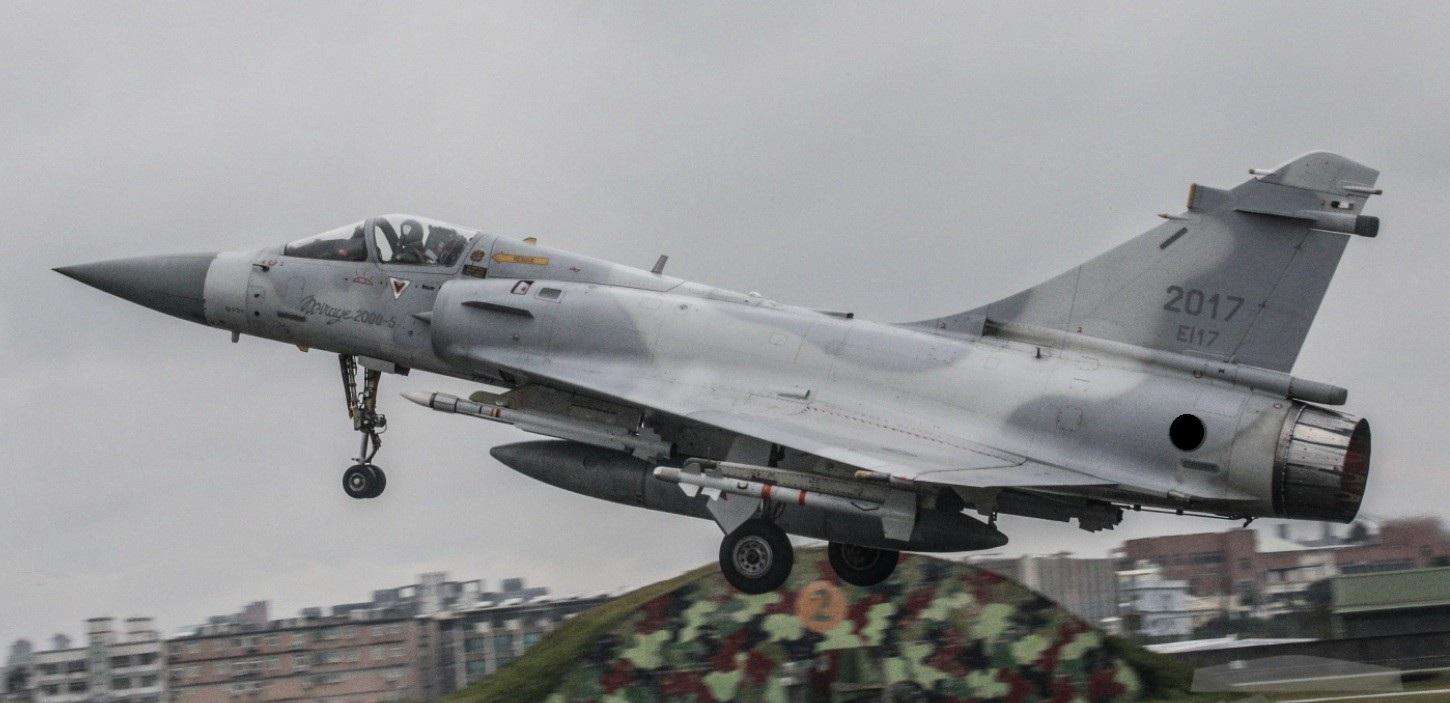 两岸战机正面交锋大陆完胜?台幻影2000坠海,飞行员弹射逃生休闲区蓝鸢梦想 - Www.slyday.coM 两岸战机正面交锋大陆完胜?台幻影2000坠海,飞行员弹射逃生休闲区蓝鸢梦想 - Www.slyday.coM