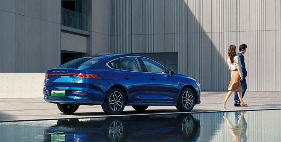 年轻人的新选择!比亚迪秦PLUS DM-i对比本田思域e:HEV