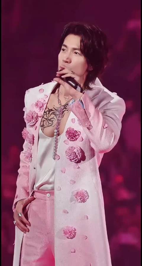 言承旭恒星之城演唱会唱响《第一时间》引青春回忆