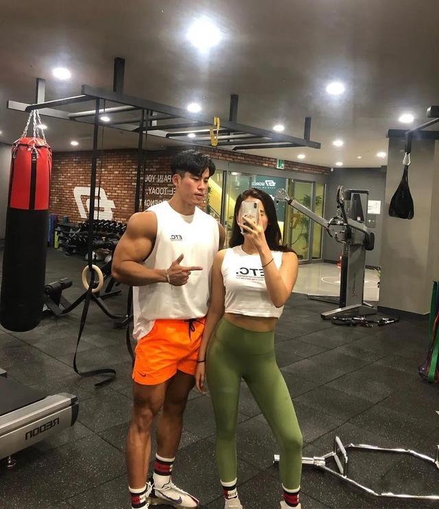 36岁大肌霸 26岁蜜桃臀妹子,这对健身情侣火了:力与美
