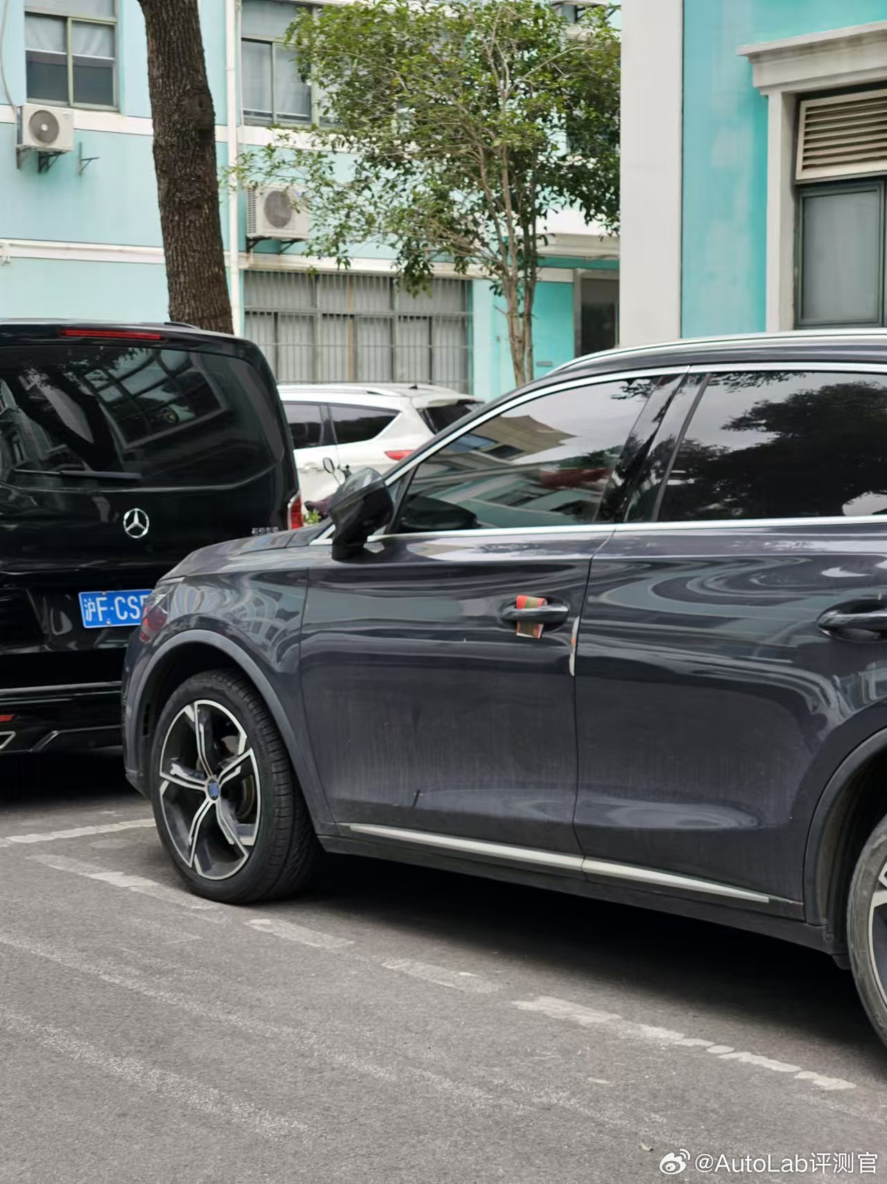 突然发现了隐藏式门把手唯一的好用的地方，中午发现园区附近有人在发传单…