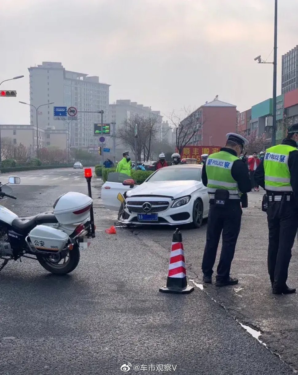 一辆奔驰，一辆日产，一辆电动车…一起事故。