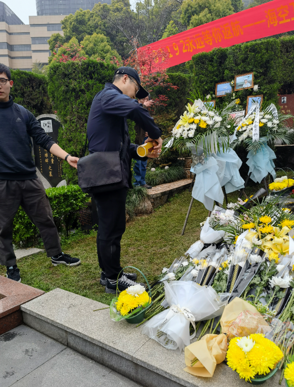 在王伟墓前, 我看见英雄的人民在纪念人民的英雄