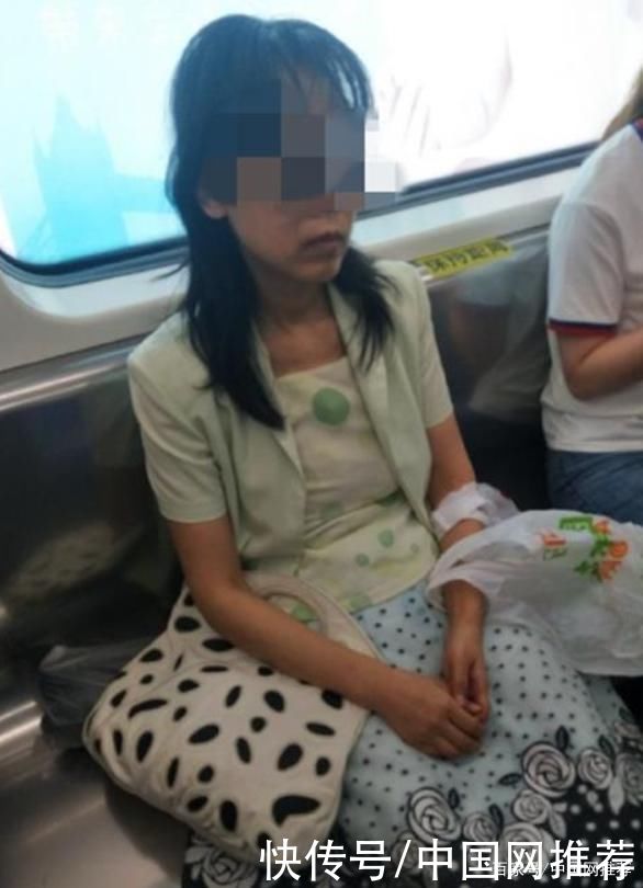 江西一女子坐地铁未戴口罩被俩大爷骂哭,戴上后仍被追骂休闲区蓝鸢梦想 - Www.slyday.coM 江西一女子坐地铁未戴口罩被俩大爷骂哭,戴上后仍被追骂休闲区蓝鸢梦想 - Www.slyday.coM