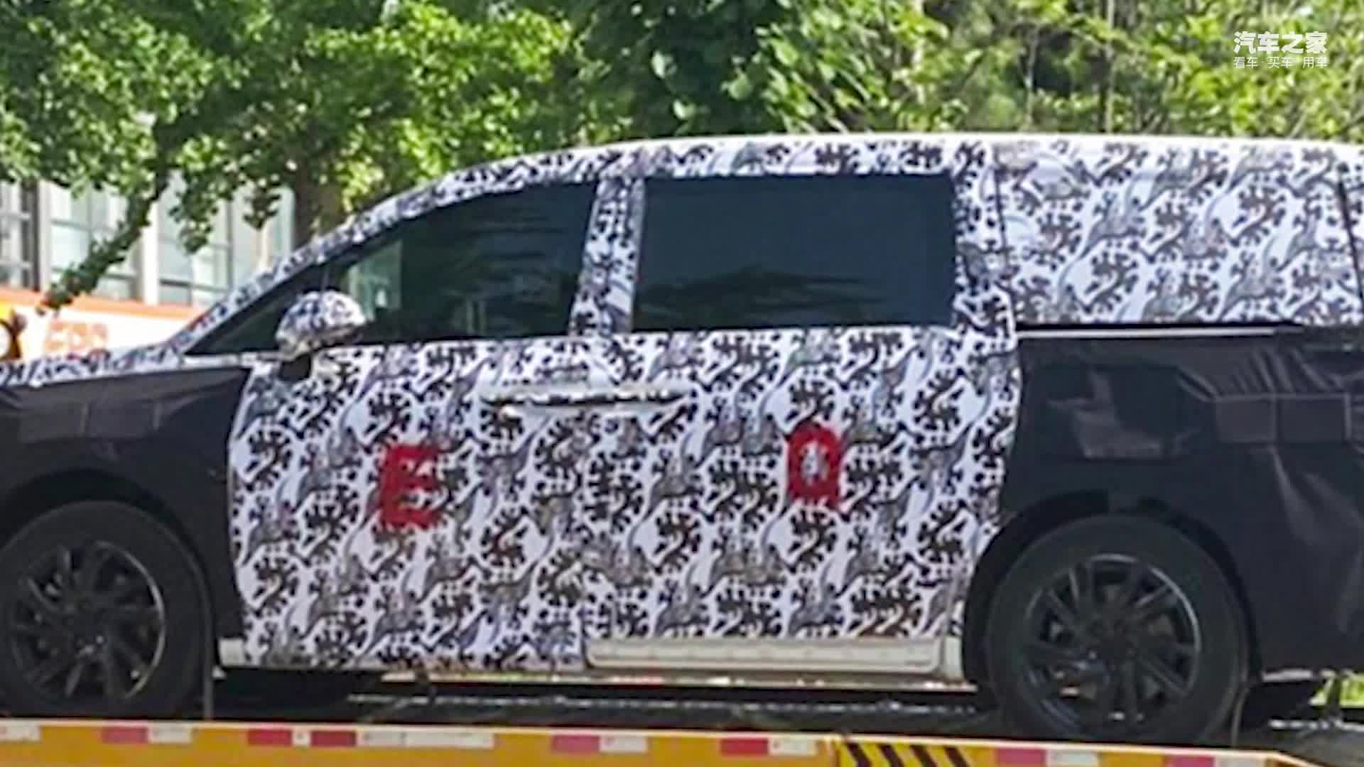 上汽大通全新MPV谍照曝光！熏黑轮毂,有望年底亮相