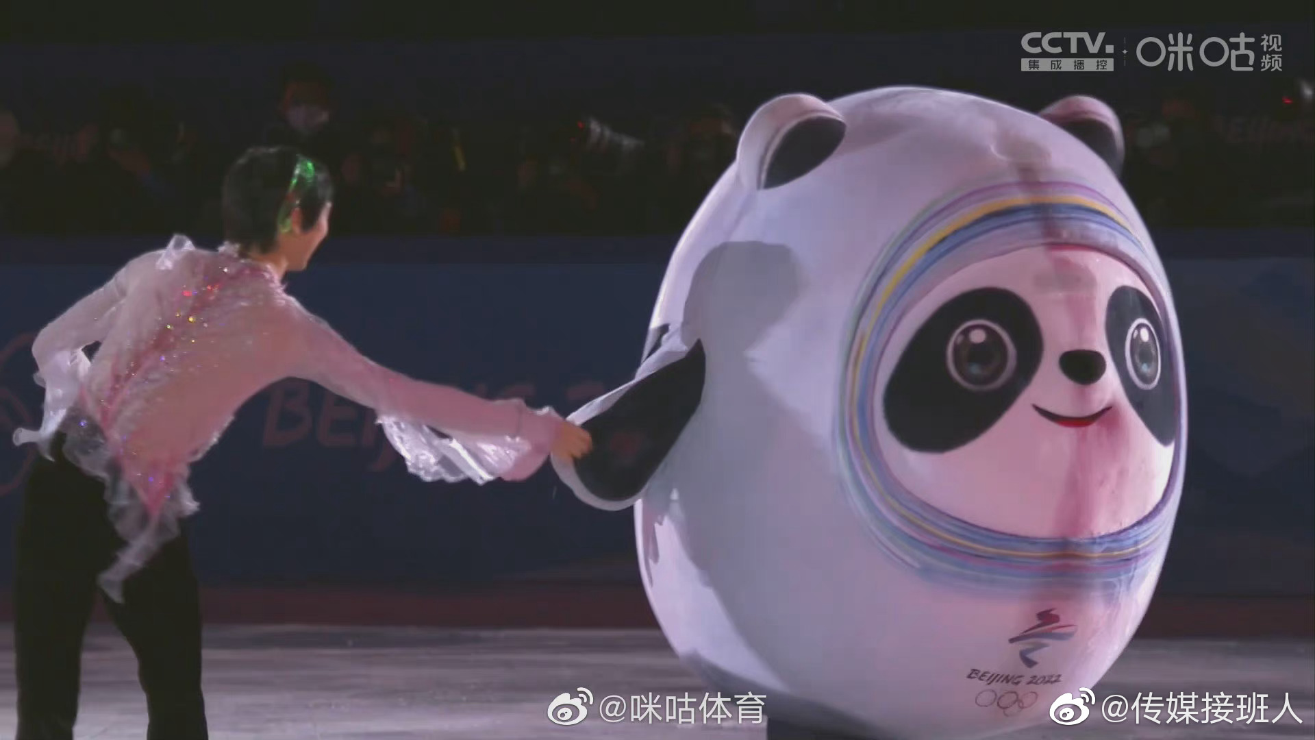 羽生结弦真的好喜欢冰墩墩我们墩墩这么可爱谁会不喜欢呢