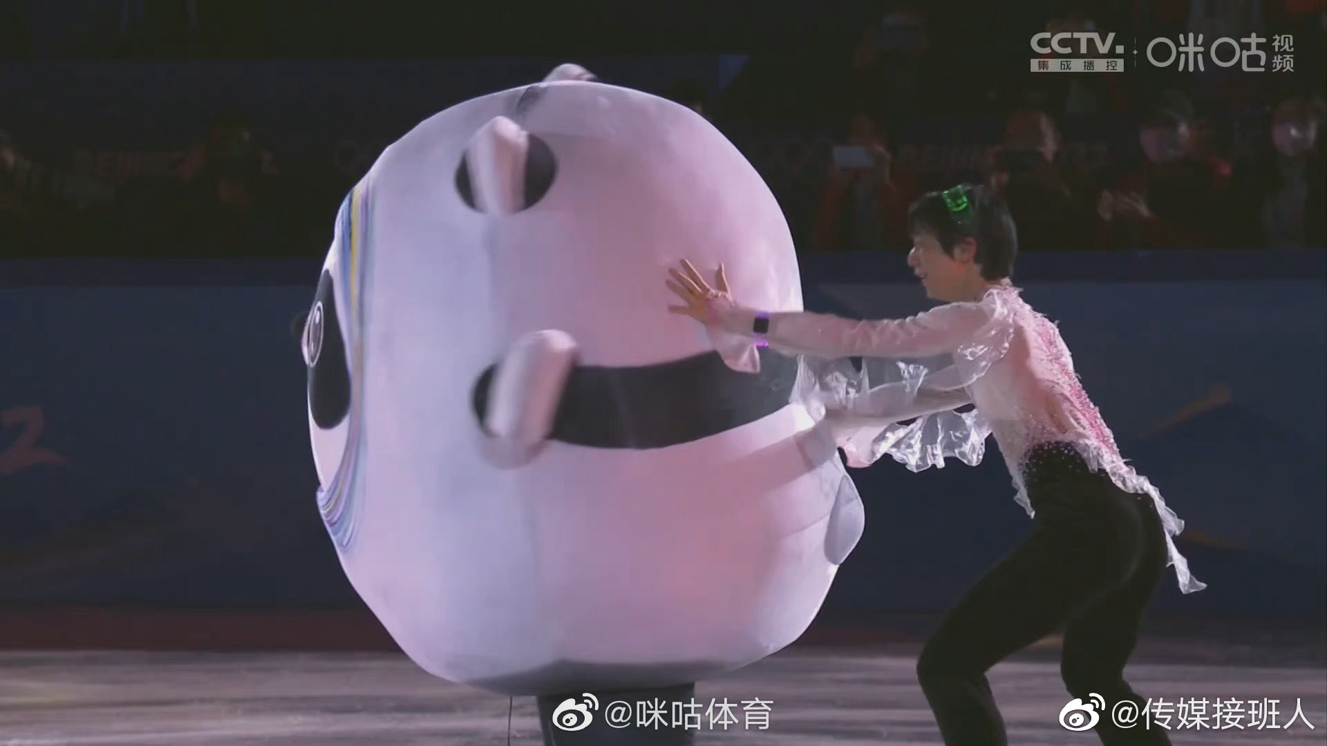 羽生结弦真的好喜欢冰墩墩我们墩墩这么可爱谁会不喜欢呢