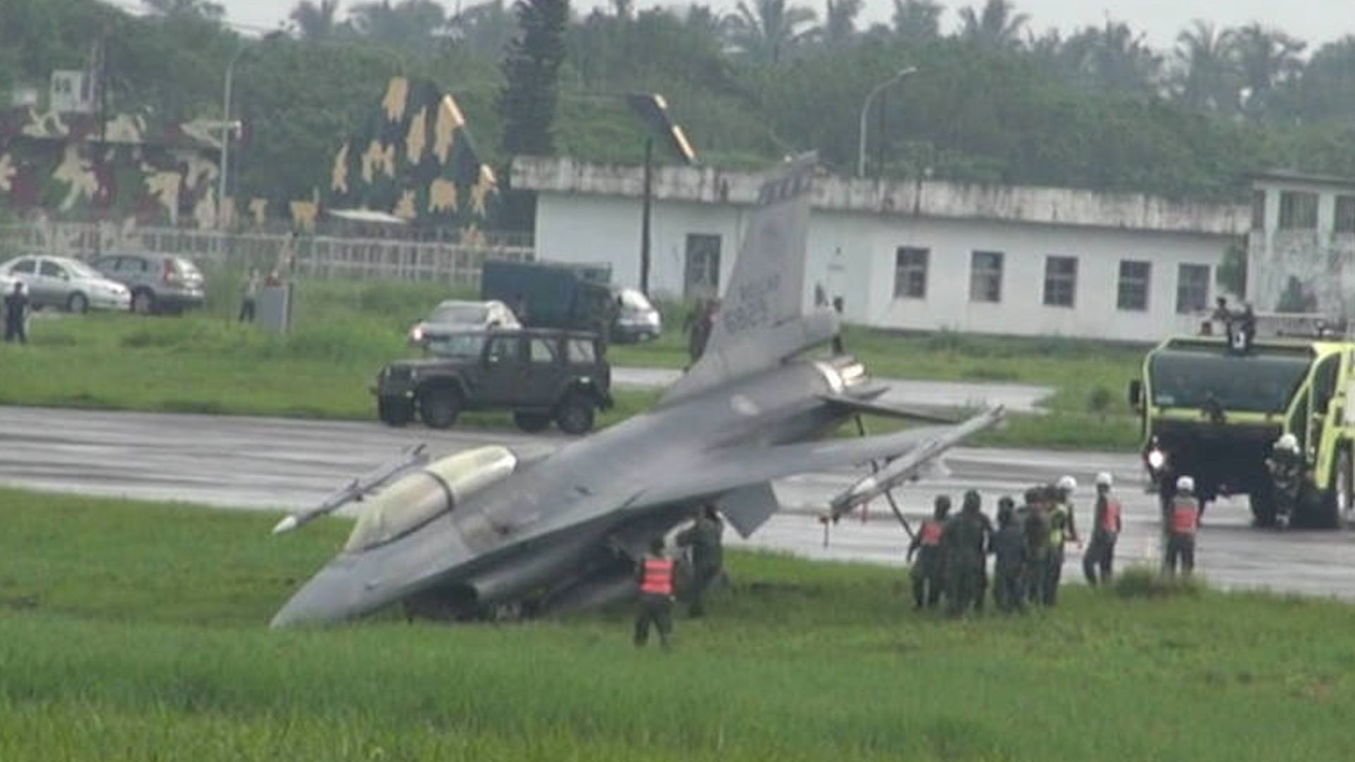 两岸战机正面交锋大陆完胜?台幻影2000坠海,飞行员弹射逃生休闲区蓝鸢梦想 - Www.slyday.coM 两岸战机正面交锋大陆完胜?台幻影2000坠海,飞行员弹射逃生休闲区蓝鸢梦想 - Www.slyday.coM