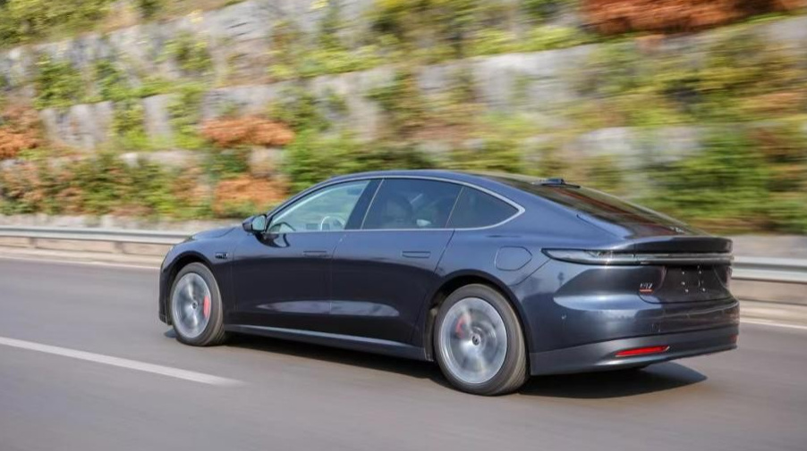 特斯拉Model S对比蔚来ET7,谁更符合年轻用户的胃口?