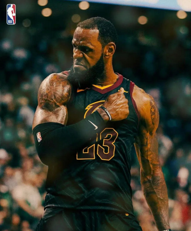 詹姆斯布克在深夜篮球场上挥洒汗水带领球队逆转取胜的传奇时刻