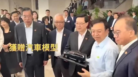 家族坐拥百亿资产，霍启刚欲再买国产车，买了蔚来后去参观比亚迪