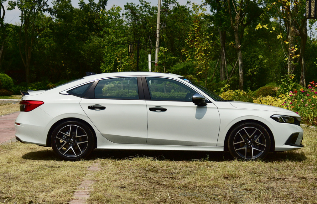 年轻人的新选择!比亚迪秦PLUS DM-i对比本田思域e:HEV