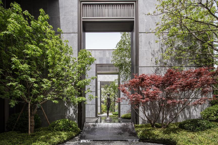 。三进门,潺潺叠水景观,在移步换景中,开启林间归途,漫赏四季美景。实景图隐逸主城 诗意栖居说起景观园