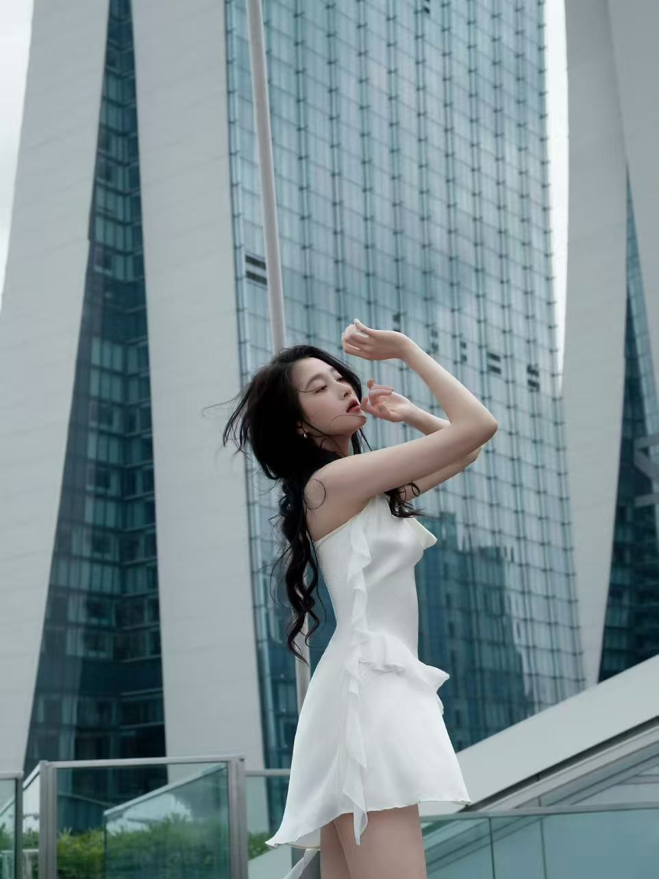 哇！关晓彤今天好美啊！风也偏爱美女哇