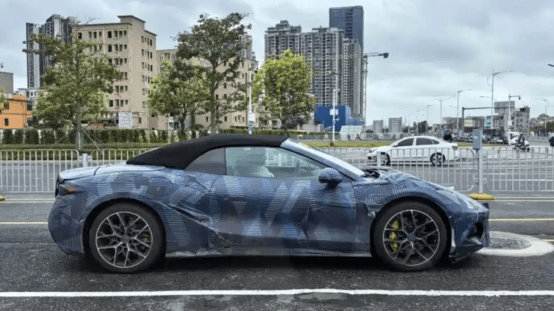 腾势Z敞篷版谍照曝光 软顶设计+三门四座