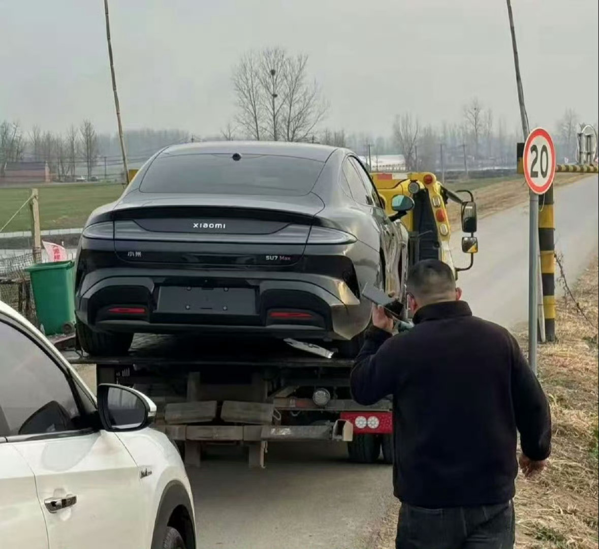小米汽车澄清断轴谣言：限速20开70，严重超速，涉嫌酒驾