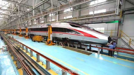 成都动车段首次开展cr400af型"复兴号"动车组高级修