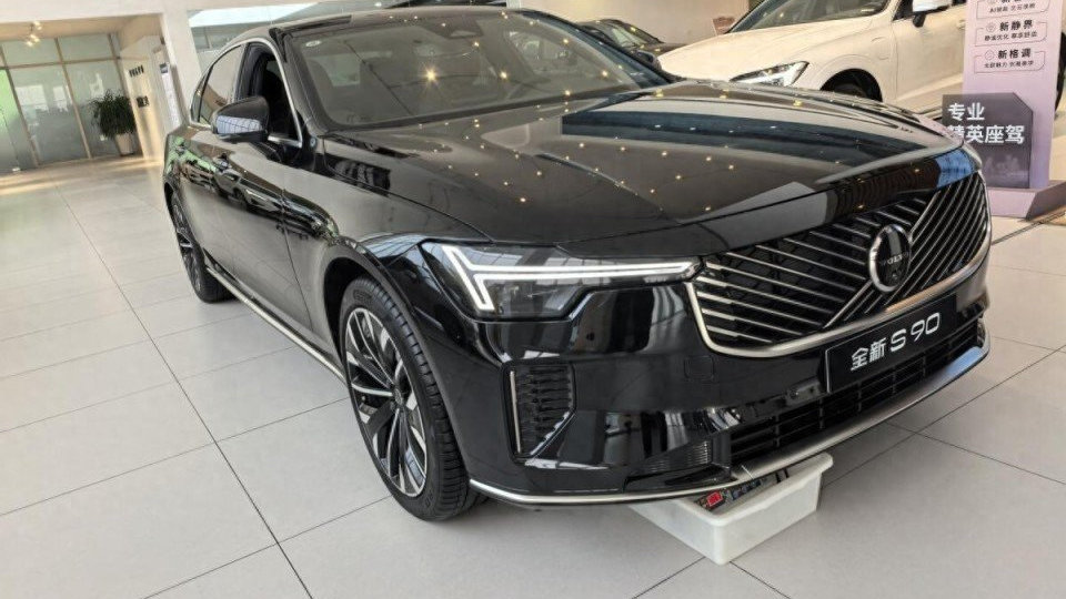 限时30.09万的沃尔沃全新S90，对标奥迪A6L，谁才是移动VIP室？