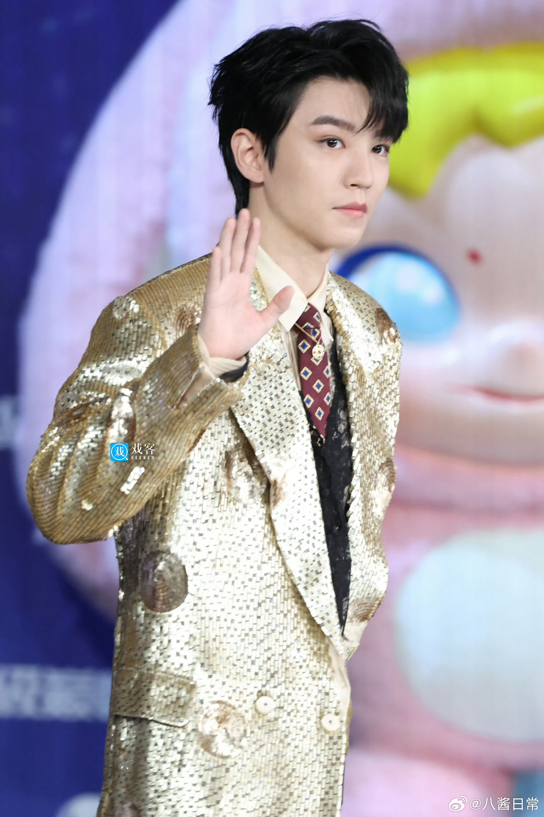 QQ音乐巅峰之夜红毯众星云集，王俊凯魏晨等亮相