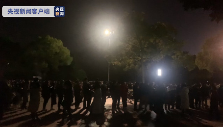 热搜第一!浙大校园门口围满了探望孩子的家长:“远远看上一眼就够了”,网友热议:可怜天下父母心休闲区蓝鸢梦想 - Www.slyday.coM 热搜第一!浙大校园门口围满了探望孩子的家长:“远远看上一眼就够了”,网友热议:可怜天下父母心休闲区蓝鸢梦想 - Www.slyday.coM