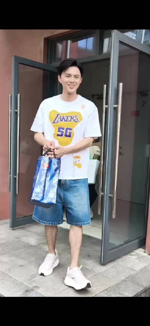叶祖新又来给大家发霸王茶姬了在常州最后一天又来发奶茶和大家告别