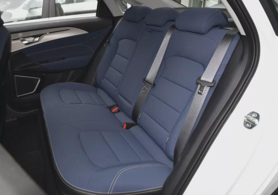 20万内智能纯电动车厮杀:小鹏P5对比几何A谁更强