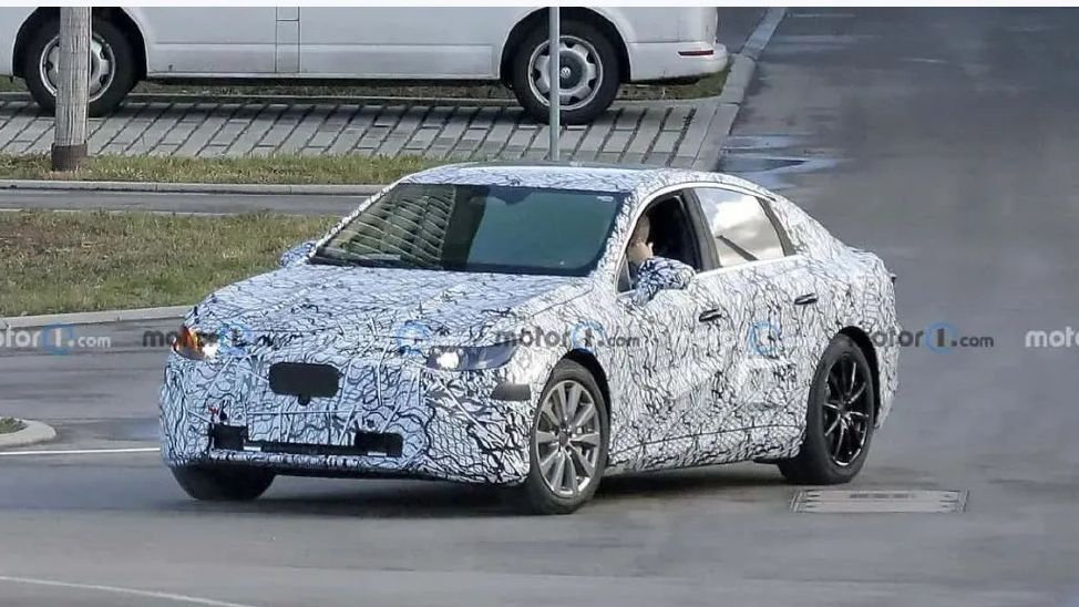 起售价或超40万？奔驰全新纯电动C级轿车谍照曝光