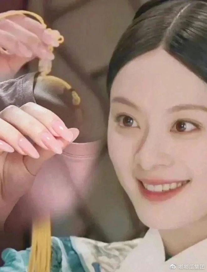 嘟嘟瓜美甲分享：巨好看的春日美甲！照着做美到爆！（美甲款式春天）