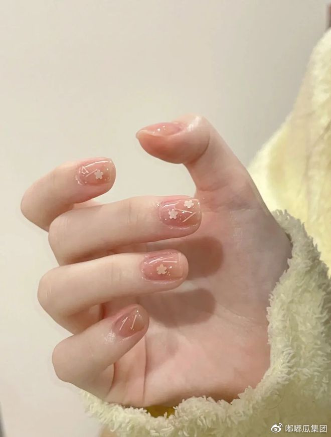 嘟嘟瓜美甲分享：巨好看的春日美甲！照着做美到爆！（美甲款式春天）