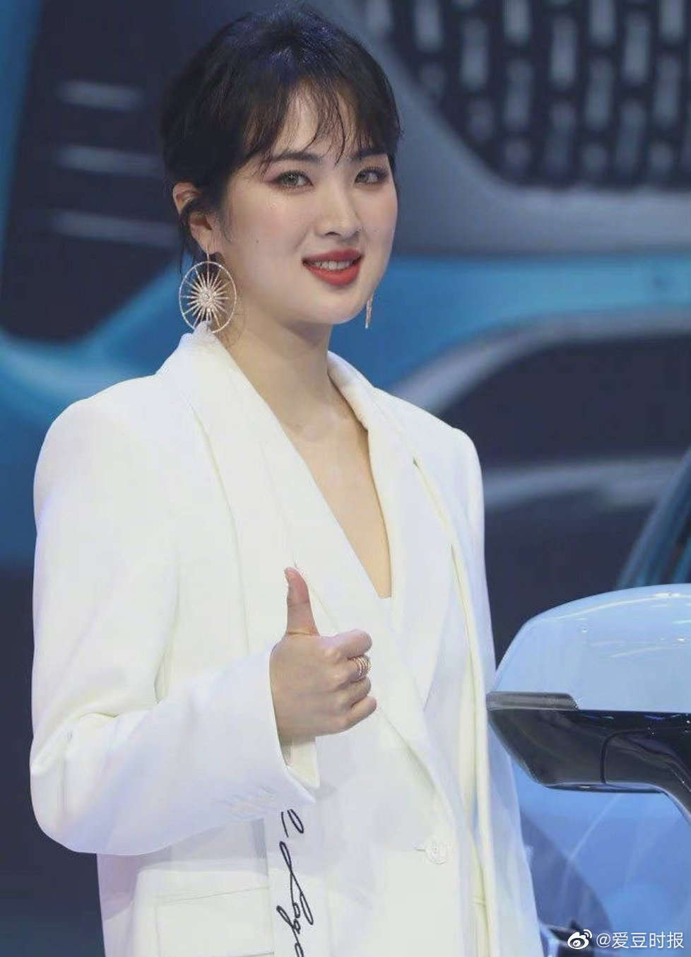 姚安娜上海出席品牌活动车展，生图的状态看起来还不错的样子!