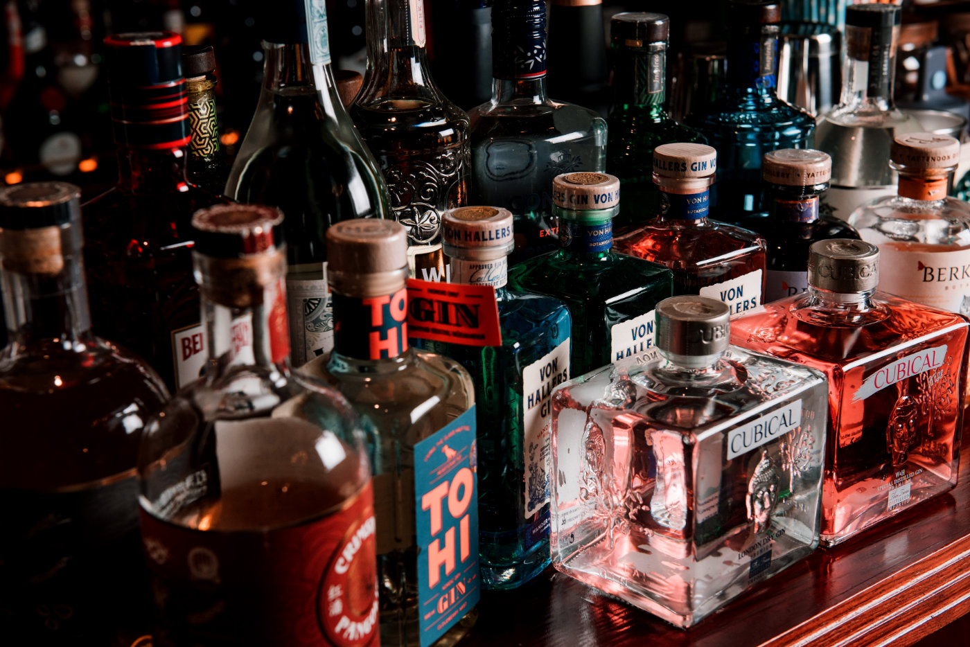 渐入佳境，车站路这家店成武汉金酒爱好者打卡地！（武汉包装设计）武汉酒行，