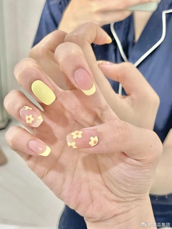 嘟嘟瓜美甲分享：巨好看的春日美甲！照着做美到爆！（美甲款式春天）